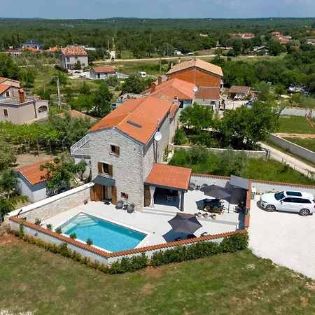 Petra Istria *